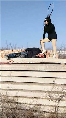 【沐颜】户外-狗链拴狗-暴力踢踹【双视角版】 JS250114-10