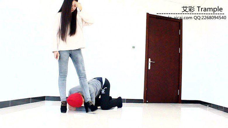 超漂亮天依女主高跟骑乘，胯下舔鞋，遛狗！