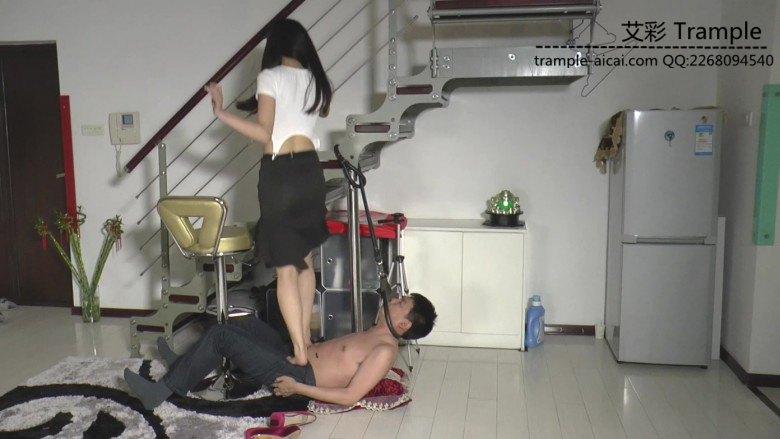 极品嫩模Yui强迫闻脚跺踩奴