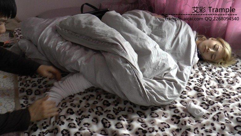 偷舔熟睡学生妹的白袜