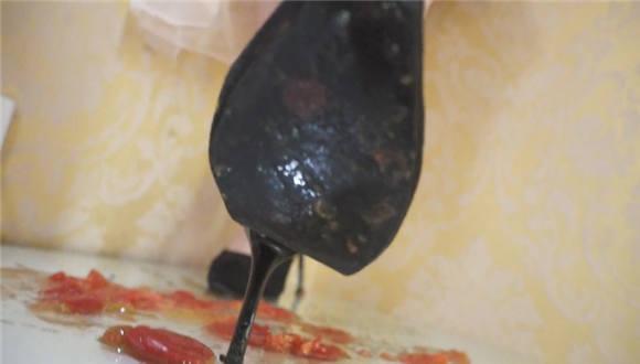 舞蹈演员晓晓的裸足踩水果脚喂食