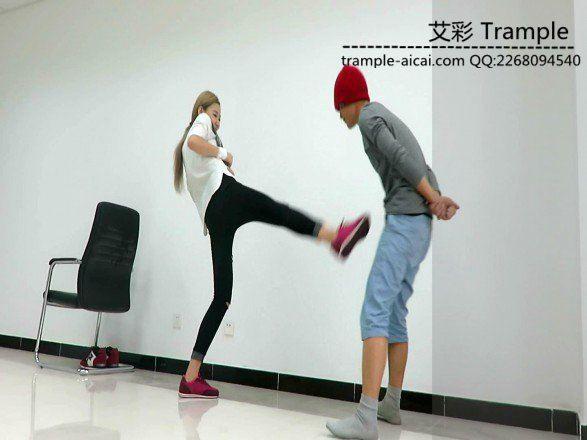 冰冰女主暴打小流氓膝顶，踢裆！