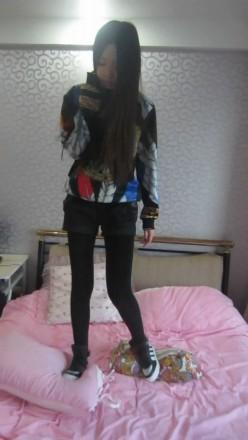 气质绝美长腿美女高帮休闲鞋踩枕头，换鞋大秀美腿