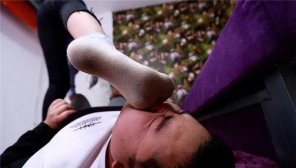 【珊瑚湾】安诺千锤百炼的极品臭袜子强制虐奴