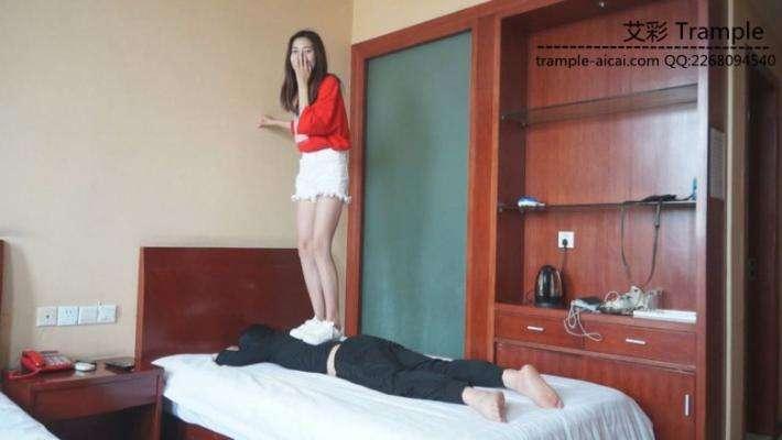 某工商大一两女学生帆布鞋的初次踩踏