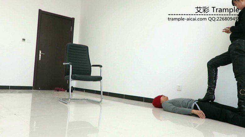 00后天使女主长靴骑乘贱狗散步,全体重踩踏踩下体! 00后天使女主长靴骑乘贱狗散步,全体重踩踏踩下体!