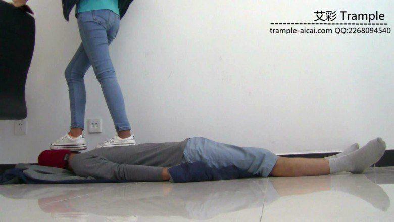 高中生小蛮女主白帆布鞋踩踏全身，下体！