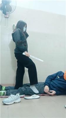 【奇了怪了】白袜脚踩踢踹虐打 JS250104-9