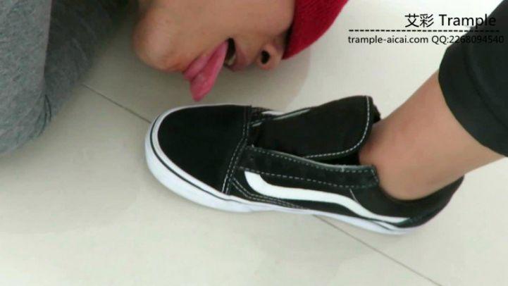 媛媛女主骑乘，踢裆、船袜踩脸！