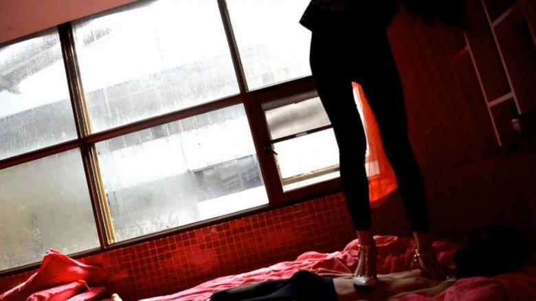 『奴隶岛』—萱萱侧空铆钉细跟踩玩奴隶