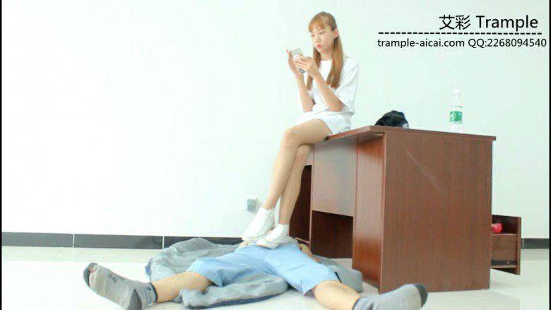 00后天使踩姐白帆布鞋狂虐脚垫下体各种跪地羞辱！