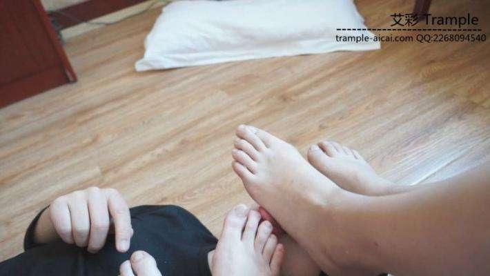 舔两位大一学生的原味裸足