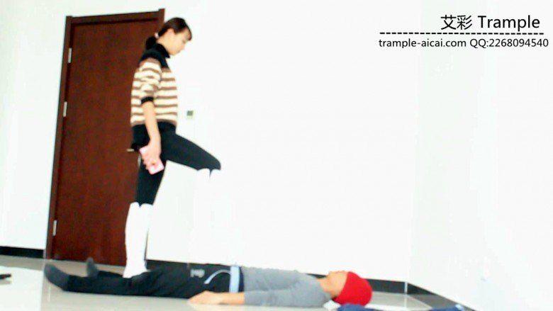 00后女主白长靴骑乘贱狗散步，强迫贱狗钻跨取乐！