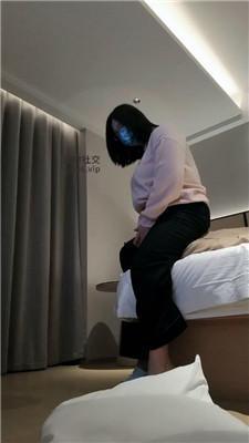 【拽拽】鞭打恋足狂舔虐乳 JS250120-37