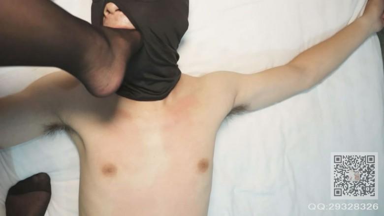 美诺女主在卫生间对贱奴的踩踏喂食