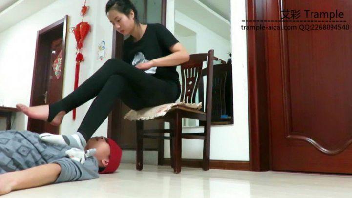 甜美媛媛女主棉袜+踩脚裤虐玩贱狗身体！