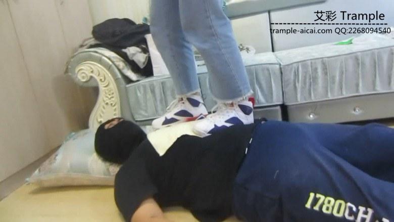 剧情健身美女篮球鞋踢裆虐打老公