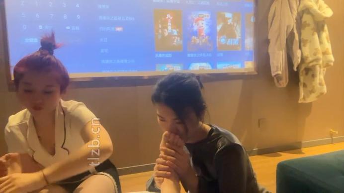 【橘子没熟】母畜-足疗店当着技师面虐闺蜜