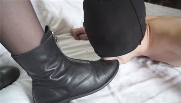 【黑丝诱惑】素女文员糖糖的初次调教之舔原味脏短靴篇