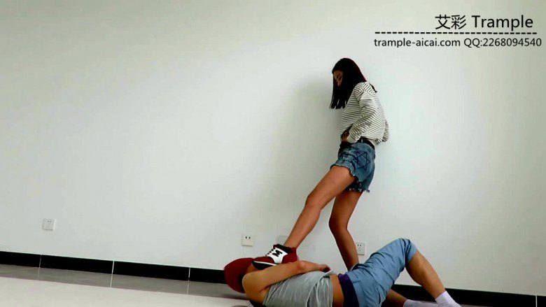 甜美媛媛主暴打小流氓，踢裆，踹肋骨流氓满地打滚！