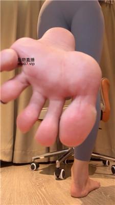 【雅雅】瑜伽裤+裸足    250301-26