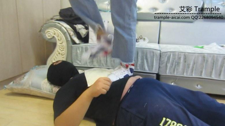 剧情健身美女篮球鞋踢裆虐打老公