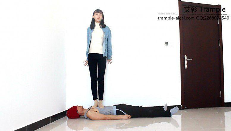 跪舔00后天使短丝玉足！贱狗被坐肚子践踏！