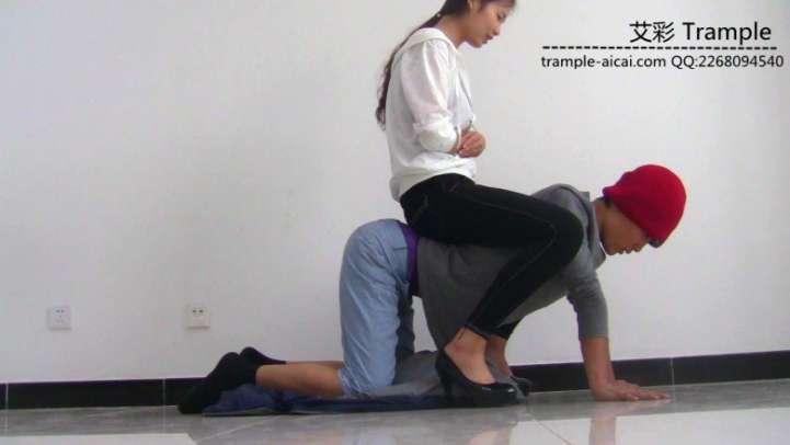 瑶主与闺蜜高跟鞋靴骑乘踩头羞辱贱狗！