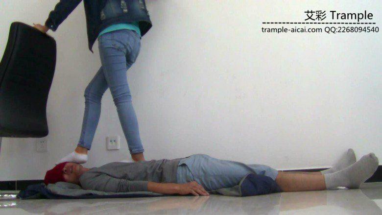 萌主棉袜+长靴虐踩贱狗下体及全身！