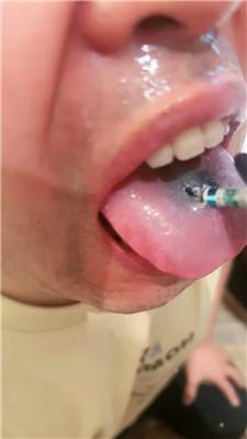 【佳佳】强迫狗继父舔脚吃烟灰 bf51629