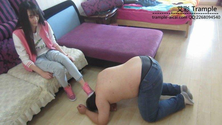 180女主逆天大长腿重度踩踢调教胖M，力度超大