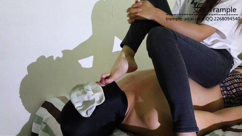 鸽宝原创真实一个月脏袜子调教舔舐塞嘴坐脸