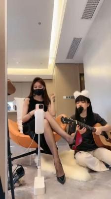 【美美子】可爱母畜-丝袜塞嘴/黑丝脚喂雪糕/藤条抽/吃白棉袜