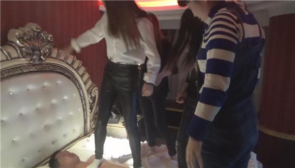 4位小美女白色棉袜踩踏闷昏