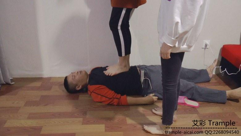 语儿与闺蜜玩虐贱人