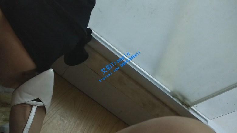 足浴店技师美女高跟鞋喂食