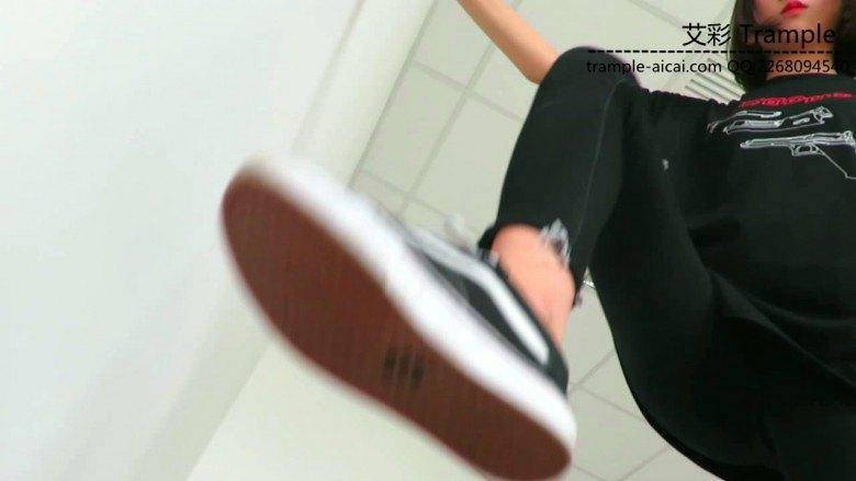 00后天使女主帆布鞋大踏步践踏贱狗！