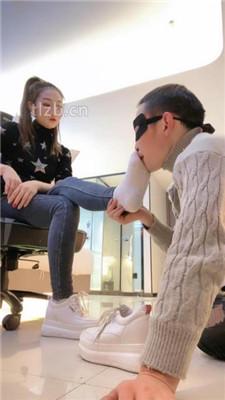 【魅儿】小白鞋碾压狗爪/白袜脚辱狗/胯下奴/裸足插嘴