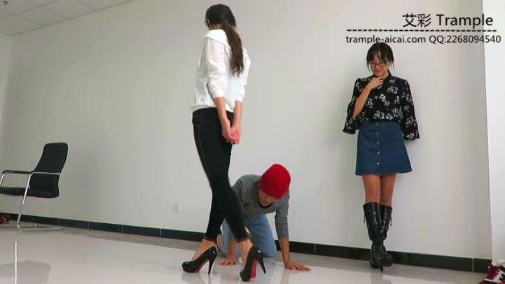 瑶主与闺蜜长靴+高跟+运动鞋玩弄贱狗！