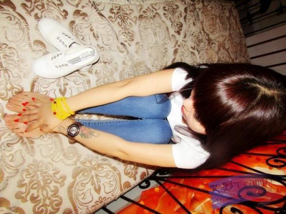 青春冷天使紧身牛仔裤坐脸