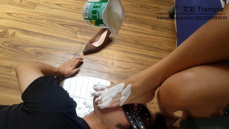 最新艾丝女王居家系列—–裸足喂食贱狗酸奶