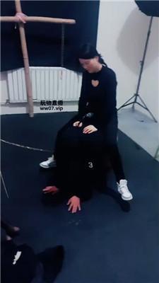 【鸿运双女团】双S-强迫房东舔臭脚丫 JS250328-17