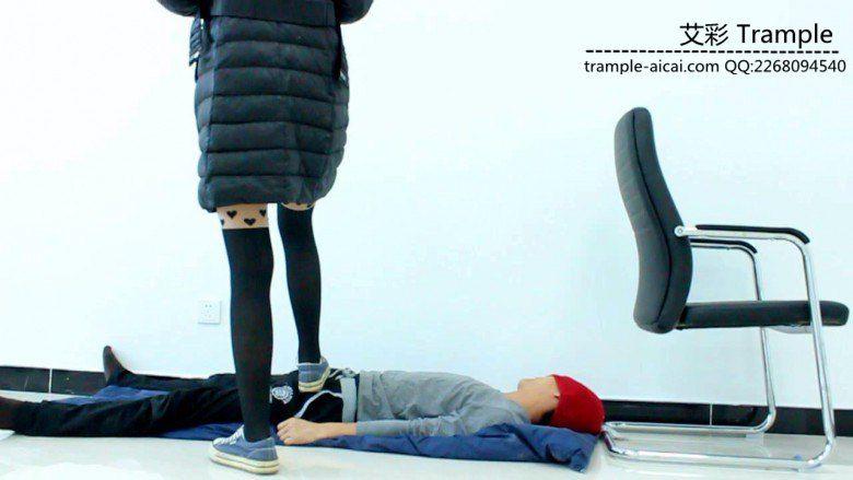 甜美媛媛女主帆布鞋蹦跳踩踏贱狗身体下体！
