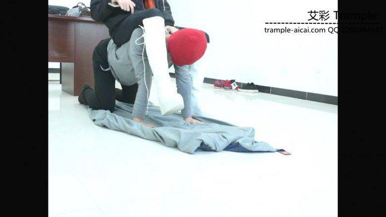 00后天使女主白长靴骑坐贱狗，膝盖跪压贱狗身体！