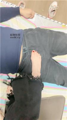 【妙妙】坐脸窒息-近距离裸足狂舔 JS250206-9