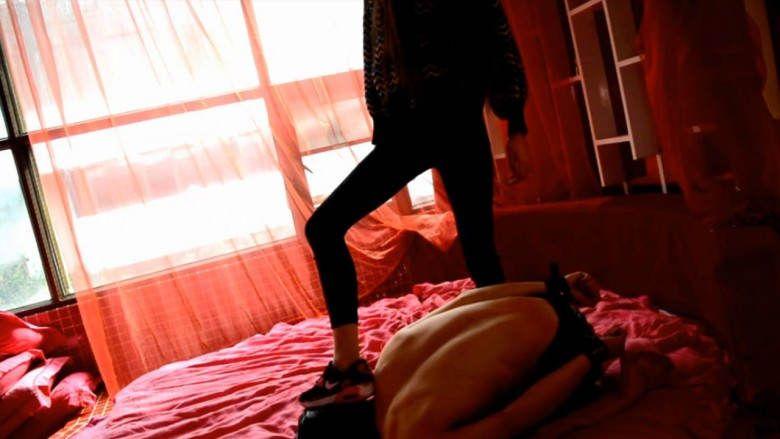 『奴隶岛』—萱萱运动鞋踢踹惩罚按腿奴