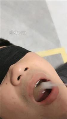 【若冰】仔细跪舔原味裸足脚趾