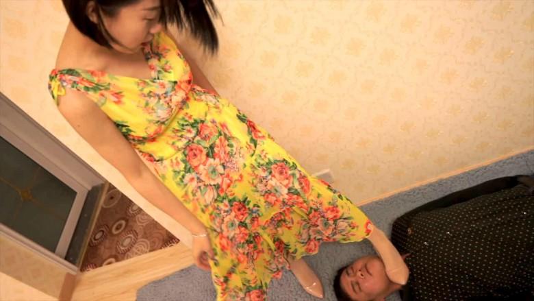 宅七高跟鞋踩脖子窒息