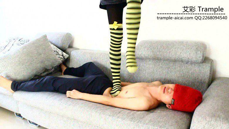 媛媛女主长筒袜踩踏，脚插嘴，全体重踩下体！