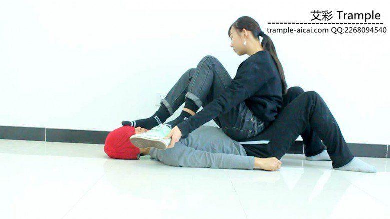 00后天使女主坐在人体家具上玩游戏，舔裸足！